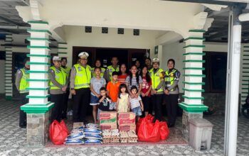 Ditlantas Polda Babel Salurkan Puluhan Paket Sembako ke Panti Asuhan Ruth dalam Giat Jumat Berbagi Berkah  Semangat kepedulian sosial kembali ditunjukkan oleh jajaran Direktorat Lalu Lintas Polda Kepulauan Bangka Belitung. Pada Jumat (09/02), Kasubdit Regident Ditlantas Polda Babel, AKBP Suhartono, S.H., S.I.K., turun langsung memimpin kegiatan Jumat Berbagi Berkah yang menyasar masyarakat membutuhkan di wilayah Kota Pangkalpinang.  Dalam kegiatan tersebut, AKBP Suhartono bersama personel Ditlantas Polda Kep. Babel mengunjungi Panti Asuhan Ruth untuk menyalurkan bantuan sosial berupa 40 paket sembako. Penyerahan bantuan disambut hangat oleh pengurus serta anak-anak panti yang tampak antusias atas kehadiran jajaran kepolisian.  Bantuan sembako yang disalurkan merupakan hasil sinergi Program Ketahanan Pangan Polda Kepulauan Bangka Belitung serta infaq sukarela personel Ditlantas Polda Kep. Babel yang dikumpulkan secara rutin melalui program Jumat Berkah. Adapun paket sembako yang dibagikan meliputi telur, beras, mie instan, serta sayur-mayur hasil dari program ketahanan pangan Polda Kepulauan Bangka Belitung.  Hal ini menjadi wujud nyata solidaritas dan kepedulian personel Polri terhadap sesama.  AKBP Suhartono menyampaikan bahwa kegiatan Jumat Berbagi Berkah bukan sekadar rutinitas, melainkan bentuk empati serta upaya mempererat silaturahmi antara Polri dan masyarakat.  “Kami ingin kehadiran Polri tidak hanya dirasakan melalui tugas pengaturan lalu lintas dan penegakan hukum, tetapi juga melalui aksi nyata yang menyentuh sisi kemanusiaan. Semoga bantuan ini dapat bermanfaat bagi adik-adik di Panti Asuhan Ruth,” ujar AKBP Suhartono.  Melalui kegiatan ini, Ditlantas Polda Kepulauan Bangka Belitung berharap dapat terus menumbuhkan kepercayaan masyarakat serta memperkuat keharmonisan di wilayah Bangka Belitung