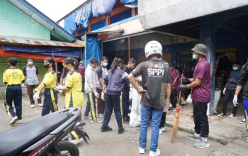 Peringati HPN 2026, PRISMA Bersama Berbagai Elemen Gelar Bakti Sosial di Pasar Inpres Ruteng