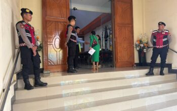 Hadir Jaga Rasa Aman, Samapta Polres Gowa Amankan Ibadah Minggu di Gereja