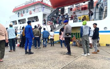 Sat Polair Polres Majene Amankan Bongkar Muat KM Sabuk Nusantara 93 di Pelabuhan Passarang