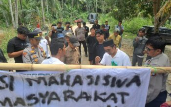 Personel Polres Pasangkayu Amankan Aksi Unjuk Rasa Aliansi Pemuda dan Masyarakat Tananodo di Jalan PT TSL
