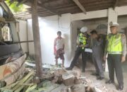 Sat Lantas Polres Polman Tangani Laka Lantas, Bus Tabrak Rumah Warga di Campalagian