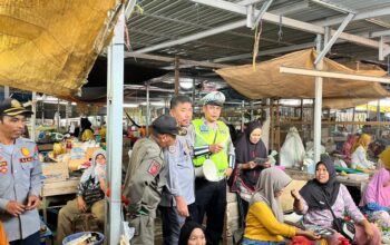 Sat Lantas Polres Pasangkayu Gencarkan Operasi Keselamatan Marano di Pasar Smart, Edukasi Warga Pentingnya Helm SNI