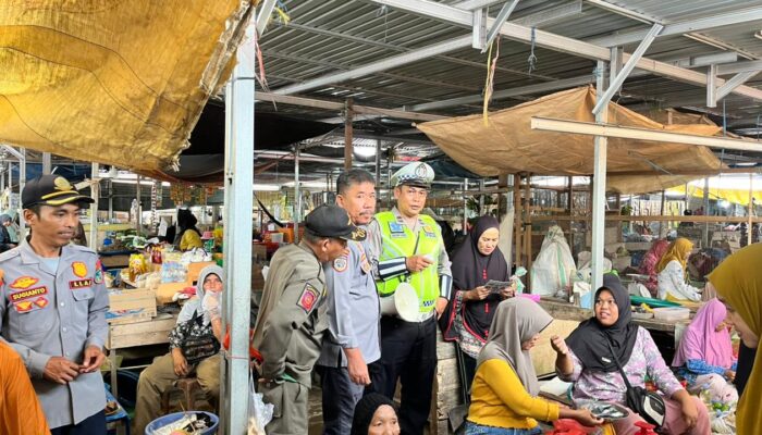 Sat Lantas Polres Pasangkayu Gencarkan Operasi Keselamatan Marano di Pasar Smart, Edukasi Warga Pentingnya Helm SNI
