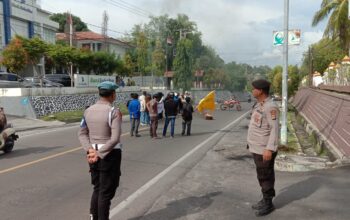 Pastikan Aksi Penyampaian Aspirasi PMII Berjalan Aman, Puluhan Personel Polres Majene Kawal Aksi Damai di Kantor Bupati Majene