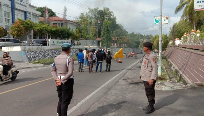 Pastikan Aksi Penyampaian Aspirasi PMII Berjalan Aman, Puluhan Personel Polres Majene Kawal Aksi Damai di Kantor Bupati Majene