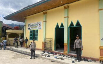 Polsek Mamasa Amankan Pelaksanaan Sholat Jumat di Masjid Nurul Imam Tatoa