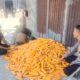 Bhabinkamtibmas Polsek Sendana Dampingi Petani Pada Proses Pengeringan Jagung Pascapanen di Dusun Awo