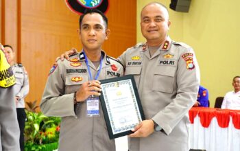 Inovatif dan Inspiratif, Bhabinkamtibmas Polres Majene Aiptu Burhanuddin Terima Penghargaan dari Kapolda Sulbar