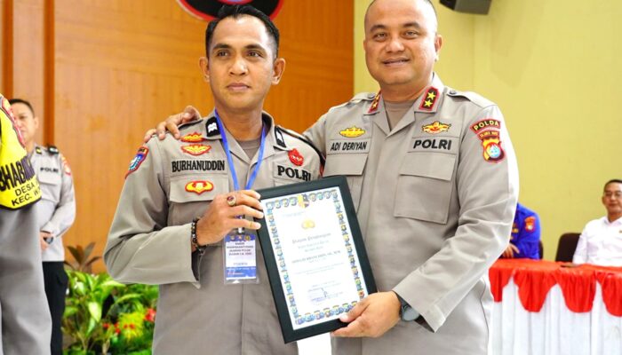 Inovatif dan Inspiratif, Bhabinkamtibmas Polres Majene Aiptu Burhanuddin Terima Penghargaan dari Kapolda Sulbar