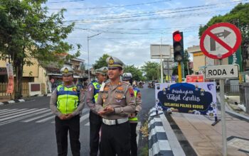 Humanis Polisi Tuai Pujian Warga, Kasat Lantas Kudus Berbagi Ratusan Takjil