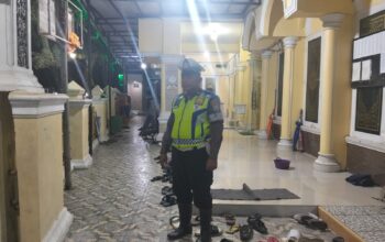 Hadir di Tengah Jamaah, Personel Polres Gowa Amankan Salat Tarawih di Sejumlah Masjid