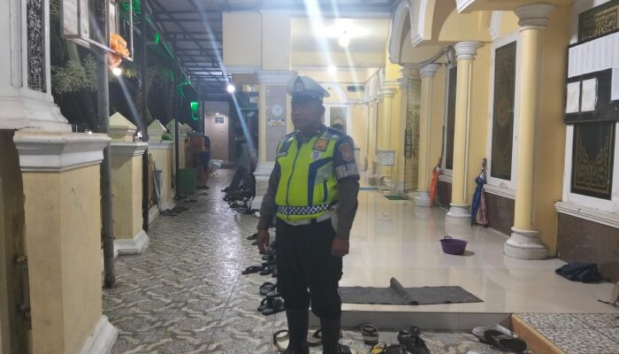 Hadir di Tengah Jamaah, Personel Polres Gowa Amankan Salat Tarawih di Sejumlah Masjid