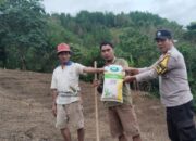 Bhabinkamtibmas Polsek Pana Desa Mamullu Dampingi Kegiatan Penanaman Jagung di Kecamatan Pana