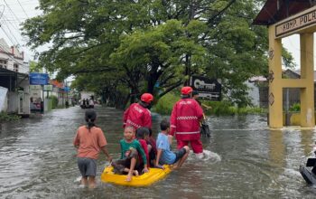 Curah Hujan Tinggi Picu Banjir, Perintis Presisi Polres Gowa Bergerak Cepat Lakukan Evakuasi