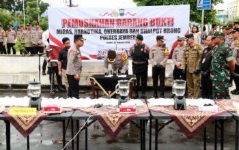 Polres Jember Musnahkan Ribuan Botol Miras Hasil Operasi Pekat di Bulan Ramadhan