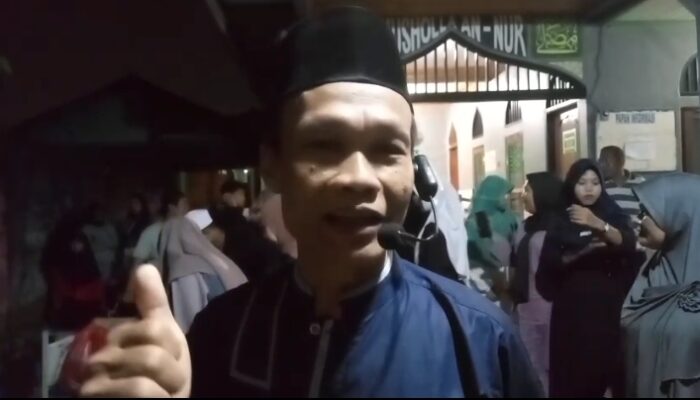 Ustadz Aceng Lepas Pawai Obor Santri Sukamantri Bekasi: Simbol Kebersamaan Warga
