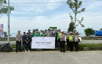 Ditlantas Polda Sulbar Gandeng Komunitas Ojol Bagi Takjil dan Tebarkan Pesan Keselamatan