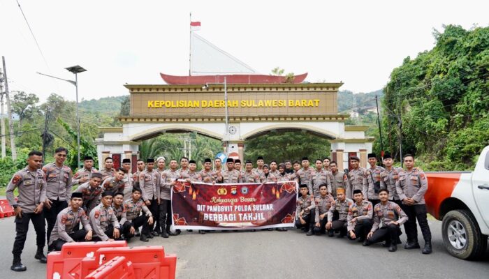 DitPamObvit Polda Sulbar Bagi-Bagi Takjil, Jembatan Silaturahmi Antar Polisi dan Masyarakat di Bulan Ramadan