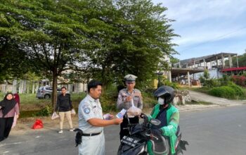 Panen Berkah Ramadan, Ditlantas Polda Sulbar Bersama Jasaraharja Berbagi Takjil dan Titip Pesan Keselamatan