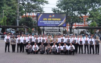 Kapolres Pasuruan Pimpin Apel dan Berikan Penghargaan kepada 38 Personel Berprestasi