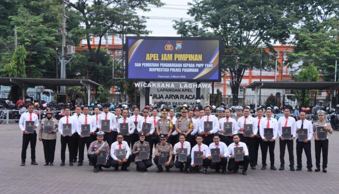 Kapolres Pasuruan Pimpin Apel dan Berikan Penghargaan kepada 38 Personel Berprestasi