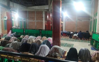 Polsek Sumarorong Amankan Shalat Isya dan Tarawih di Masjid An-Nur, Jamaah Beribadah dengan Khusyuk