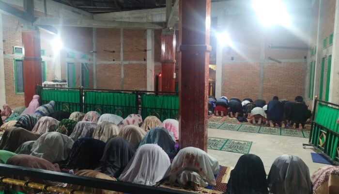 Polsek Sumarorong Amankan Shalat Isya dan Tarawih di Masjid An-Nur, Jamaah Beribadah dengan Khusyuk