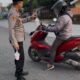 Wujud Kepedulian Polri kepada Pengguna Jalan. Kapolsek Somba Opu Pimpin Personil Berbagi Takjil.