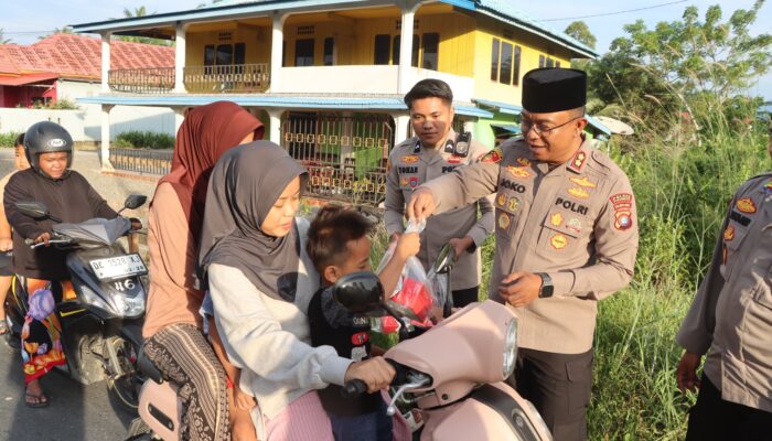 Sentuhan Ramadan di Depan Mako Polsek Sarudu, Kapolres Pasangkayu Turun Langsung Berbagi Takjil