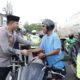 Jelang Buka Puasa, Satlantas Polres Gowa Bagikan Helm Gratis dan Edukasi Keselamatan Berkendara Ke pengguna jalan