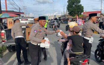 Sat Lantas Polres Pasangkayu Tebar Kebaikan di Bulan Suci, Berbagi Takjil untuk Pengendara di Tugu Sawit
