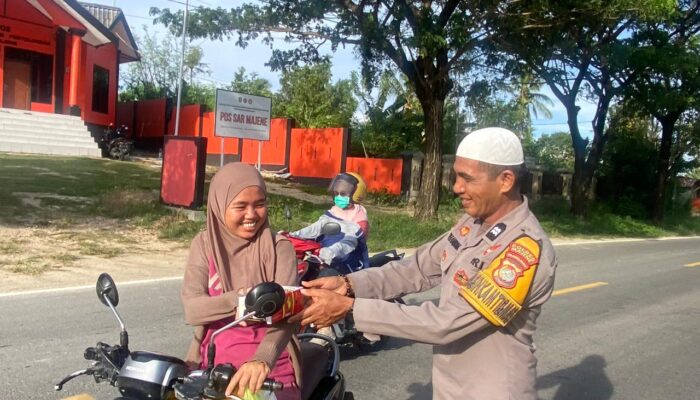 Ramadhan Penuh Berkah, Polsek Banggae Hadir Berbagi Takjil untuk Masyarakat