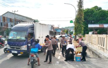 Tebar Berkah Ramadhan, Polres Majene Bagikan Takjil kepada Pengendara