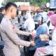 Jelang Berbuka Puasa, Polres Majene Berbagi Takjil dan Hangatkan Kebersamaan dengan Warga