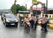 Peringati HUT Korps Samapta Bhayangkara ke-74, Sat Samapta Polres Majene Berbagi Takjil kepada Pengguna Jalan