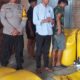 Bhabinkamtibmas Polsek Tabulahan Dampingi Pengiriman 2 Ton Jagung Petani ke Bulog Polman
