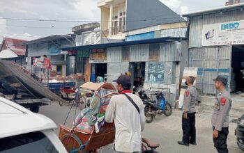 Personel Pos Pam Pasar Sentral Majene Laksanakan Pengaturan Lalu Lintas dalam Rangka Ops Ketupat Marano 2026