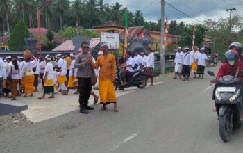 Bhabinkamtibmas Polsek Pasangkayu Amankan Kegiatan Sembahyang Melasti Umat Hindu Jelang Hari Raya Nyepi