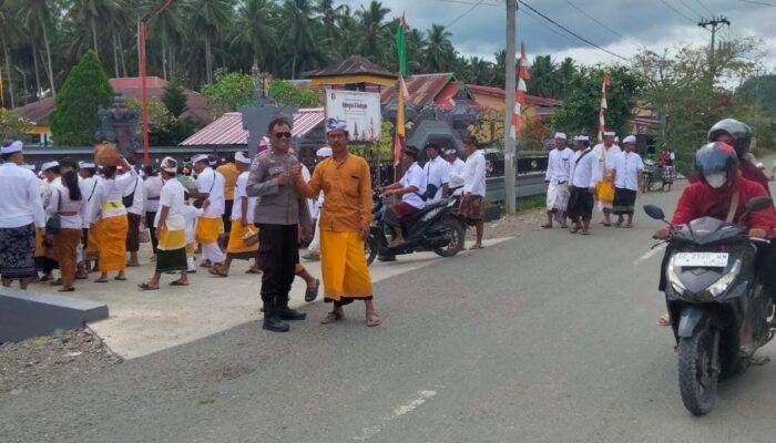 Bhabinkamtibmas Polsek Pasangkayu Amankan Kegiatan Sembahyang Melasti Umat Hindu Jelang Hari Raya Nyepi