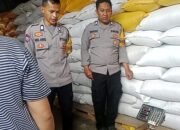 Personel Polsek Tabulahan Dampingi Penjualan Hasil Panen Jagung Warga ke Gudang Bulog Campurjo