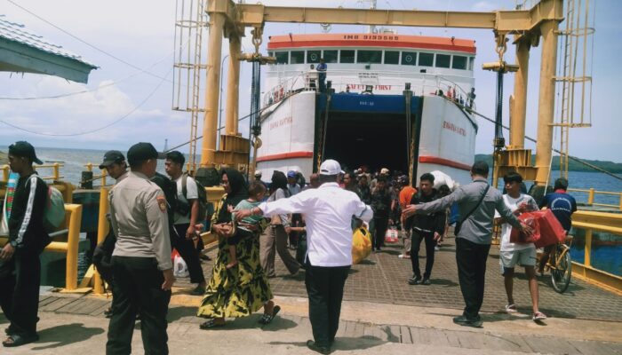 Polresta Mamuju Sigap Berikan Pelayanan dan Pengamanan di Pos Pantau Pelabuhan Simboro