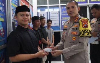 Kapolresta Mamuju Bagikan SIM Gratis Kepada 10 Pelajar Berprestasi