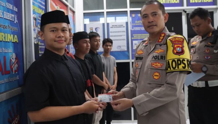 Kapolresta Mamuju Bagikan SIM Gratis Kepada 10 Pelajar Berprestasi
