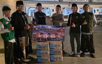 Ziarah 9 Wali, DPP IKAMA Tegaskan Spirit Dakwah dan Aksi Nyata untuk Umat  Jakarta, Divisinews.com –  Dewan Pimpinan Pusat Ikatan Keluarga Madura (DPP IKAMA) menuntaskan rangkaian Ziarah Wali Songo dan aksi sosial 2026 dengan menggelar ziarah penutup di makam Syaikhona Kholil di Bangkalan, Madura.   Penutup ini bukan sekadar seremoni, melainkan penegasan arah gerak organisasi: menguatkan spiritualitas sekaligus menghadirkan manfaat nyata bagi masyarakat.  Syaikhona Kholil dikenal sebagai ulama besar, guru para ulama Nusantara, serta tokoh penting dalam mata rantai lahirnya Nahdlatul Ulama (NU). Ziarah ke makamnya menjadi simbol penghormatan terhadap warisan keilmuan dan perjuangan dakwah yang membumi.  Rangkaian ziarah yang ditempuh DPP IKAMA bukan perjalanan singkat biasa. Dalam kurun dua hari tiga malam, sejak Minggu (15/3/2026) hingga Selasa (16/3/2026), rombongan menapaki jejak dakwah para wali dan ulama di 13 titik penting di Pulau Jawa.   Dimulai dari makam Sayyid Husain bin Abu Bakar Al-Idrus di Jakarta Utara, perjalanan berlanjut ke Cirebon, Demak, Kudus, Tuban, Lamongan, Gresik, Surabaya, Jombang, hingga berakhir di Bangkalan.  Seluruh titik yang dikunjungi merepresentasikan simpul-simpul sejarah penyebaran Islam di Nusantara mulai dari Sunan Gunung Jati di Cirebon, Sunan Kalijaga di Demak, hingga Sunan Ampel di Surabaya, serta ulama besar seperti Mbah Hasyim Asy’ari dan Mbah Wahab Hasbullah di Jombang.  Sekretaris Jenderal DPP IKAMA, H. Hanafi SF, S.Sos, yang memimpin langsung kegiatan bersama Bendahara Umum H. Ach. Arif Efendi, MM, menegaskan bahwa ziarah ini memiliki dimensi yang lebih dalam dari sekadar tradisi.  “Ini bukan hanya perjalanan religi, tetapi napak tilas perjuangan dakwah. Kita diingatkan bahwa Islam dibangun dengan keteladanan, keikhlasan, dan keberpihakan kepada umat,” tegas Hanafi kepada awak media pada Kamis (19/3/2026).  Ia juga menyoroti pentingnya menjaga kesinambungan nilai-nilai tersebut di tengah tantangan zaman yang semakin kompleks.  “Para wali tidak hanya berdakwah, tapi juga membangun masyarakat. Itu yang ingin kami hidupkan kembali bahwa organisasi harus hadir, memberi solusi, dan bermanfaat,” ujarnya.  Dalam kesempatan yang sama, Hanafi menjelaskan bahwa kegiatan ini tetap berjalan meski tanpa kehadiran Ketua Umum DPP IKAMA, H. Muhammad Rawi, yang tengah berada di Tanah Suci Makkah dan Madinah.  “Ini bentuk konsistensi organisasi. Kepemimpinan kolektif berjalan, dan program tetap terlaksana. IKAMA tidak boleh berhenti hanya karena satu figur,” katanya menegaskan.  Lebih jauh, DPP IKAMA tidak hanya berziarah, tetapi juga membawa misi sosial. Di sejumlah titik, rombongan menyalurkan bantuan kepada masyarakat sebagai wujud kepedulian dan implementasi nilai keislaman.  “Kami ingin memastikan bahwa setiap langkah ziarah juga membawa dampak langsung. Tidak hanya mendoakan, tapi juga berbagi. Itu esensi keberadaan IKAMA,” tambah Hanafi.  Penutupan di Bangkalan berlangsung khidmat dan penuh refleksi. Doa bersama menjadi peneguh komitmen bahwa perjuangan para ulama harus diteruskan dengan aksi nyata, bukan sekadar dikenang.  Dengan selesainya rangkaian ini, DPP IKAMA mengirim pesan tegas: ziarah bukan hanya ritual spiritual, melainkan momentum membangun kesadaran kolektif untuk memperkuat dakwah, mempererat ukhuwah, dan memperluas kontribusi sosial.  “Warisan para wali bukan hanya sejarah, tapi tanggung jawab. Dan IKAMA siap melanjutkan itu,” pungkas Hanafi.