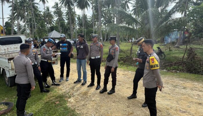 Polsek Pasangkayi Pengamanan di Pantai Tanjung Batu Oge, Ribuan Pengunjung Terpantau Aman dan Tertib
