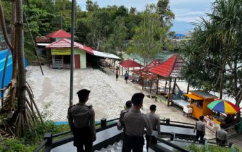 Pantai Dato Dipadati Pengunjung, Polres Majene Hadir Beri Rasa Aman