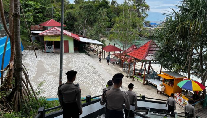 Pantai Dato Dipadati Pengunjung, Polres Majene Hadir Beri Rasa Aman