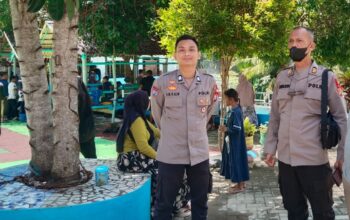 Libur Lebaran, Bhabinkamtibmas Polsek Banggae Pantau Kepadatan Pengunjung di Puncak Raja Bunga