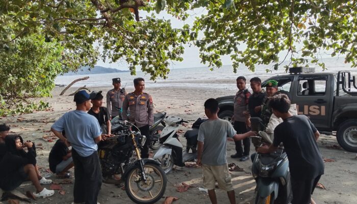 Patroli Humanis Operasi Ketupat Marano 2026, Personel Pos Pam Baras Beri Edukasi di Pantai Salukaili